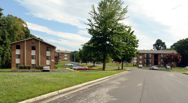 Oak Park Apartments in Salem, VA - Building Photo - Building Photo