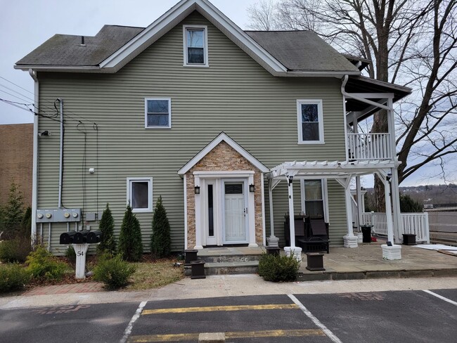 54 Golden Hill St, Unit 2