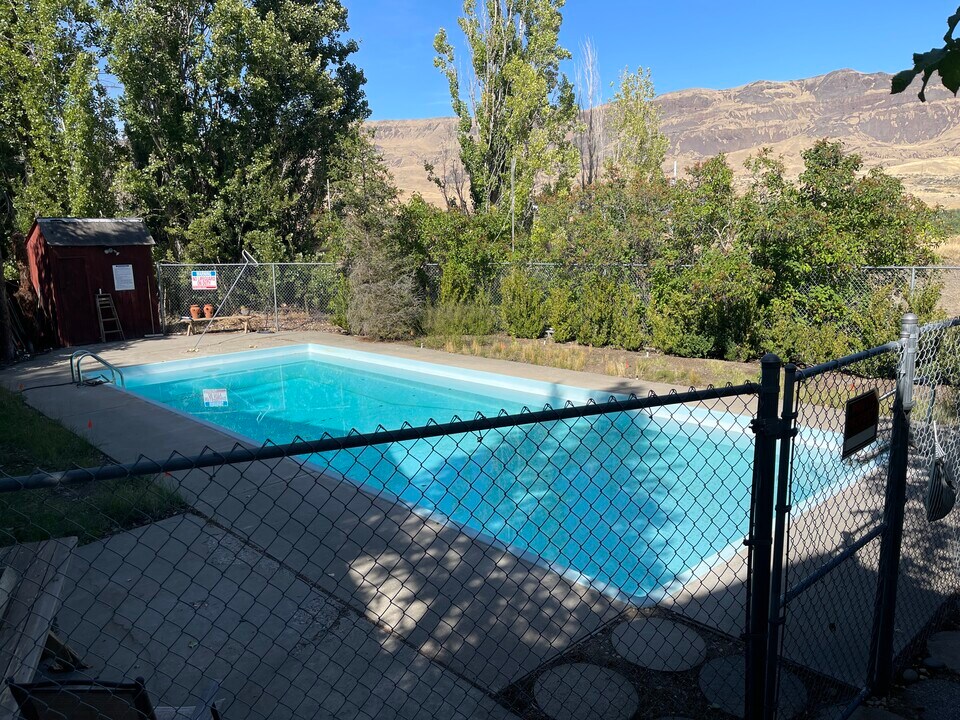 5801 8th St SE in East Wenatchee, WA - Building Photo