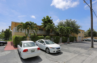 Pineapple Grove in Fort Lauderdale, FL - Building Photo - Building Photo