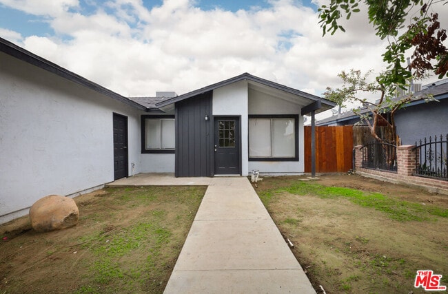 1040 Iris St in Wasco, CA - Building Photo - Building Photo