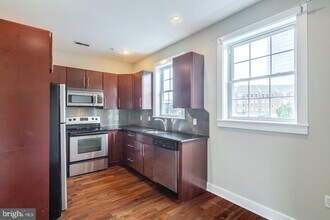 2633 Catharine St-Unit -UNIT B in Philadelphia, PA - Building Photo - Building Photo