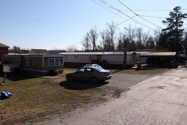 Robbens Mobile Home Park in Burlington, NC - Building Photo - Building Photo