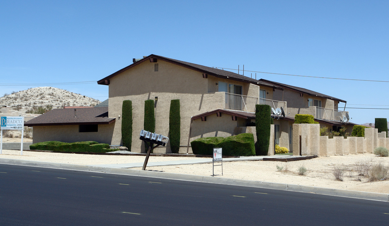 16421 Apple Valley Rd in Apple Valley, CA - Building Photo