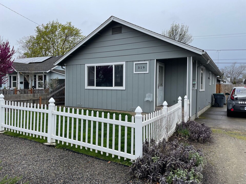 319 Mary St in Medford, OR - Building Photo