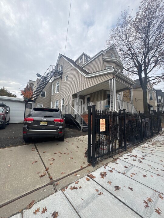 311 19th St, Unit Basement in Union City, NJ - Building Photo