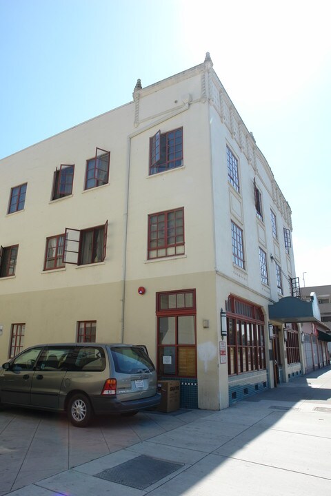 Plaza House in Salinas, CA - Building Photo