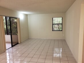 10885 NW 7th St, Unit Apt. #21 in Miami, FL - Building Photo - Building Photo