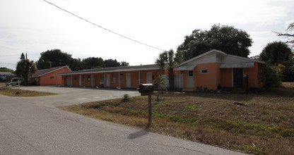 200 S Mccall Rd in Englewood, FL - Foto de edificio - Building Photo