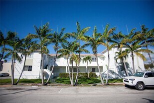 7130 Rue Versailles Dr in Miami Beach, FL - Building Photo