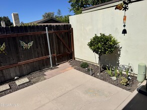 2261 Camilar Dr in Camarillo, CA - Foto de edificio - Building Photo
