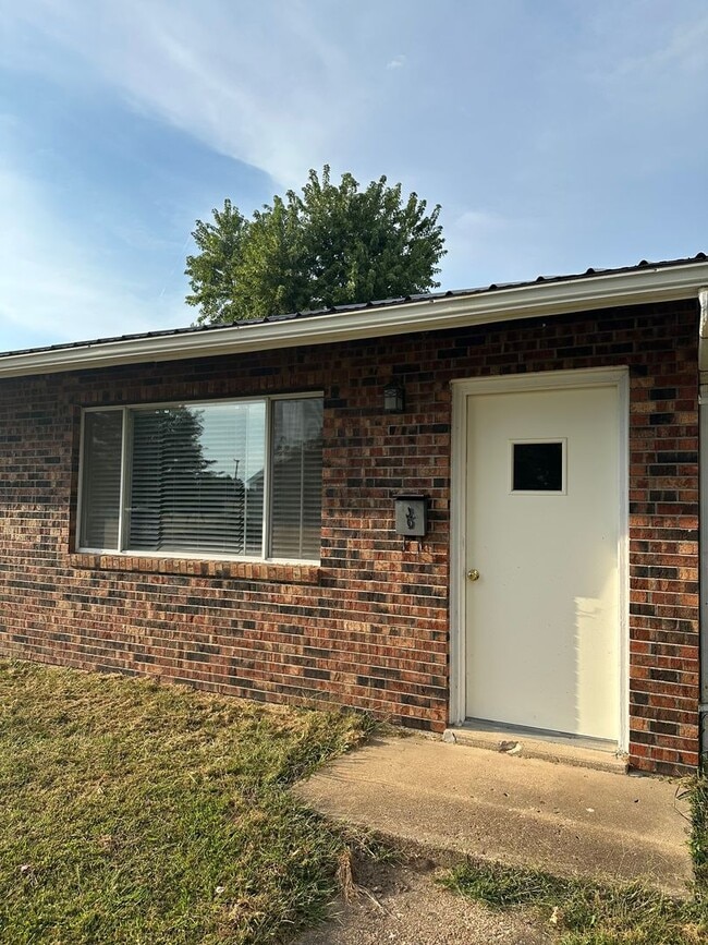 607 E Jefferson Ave in Owensville, MO - Building Photo - Building Photo