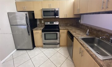 3399 Foxcroft Rd in Miramar, FL - Foto de edificio - Building Photo