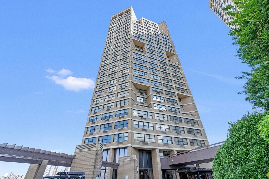 7002 JFK Blvd E in Guttenberg, NJ - Building Photo