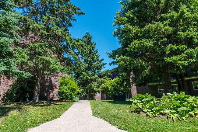Village Green Apartments in Sault Ste Marie, ON - Building Photo - Building Photo