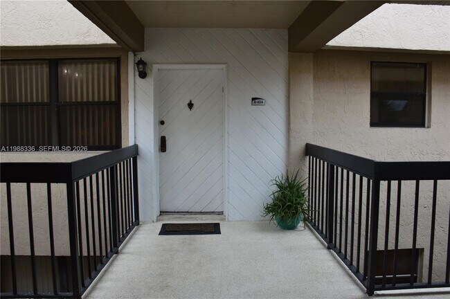 461 Ives Dairy Rd in Miami, FL - Building Photo - Building Photo