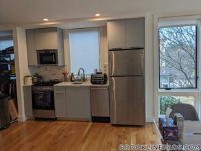 71 Winchester St, Unit B in Brookline, MA - Building Photo - Building Photo