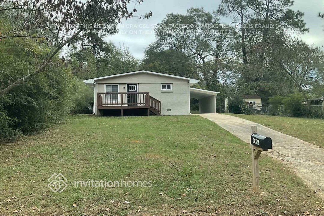 2996 Horse Shoe Dr in Atlanta, GA - Building Photo