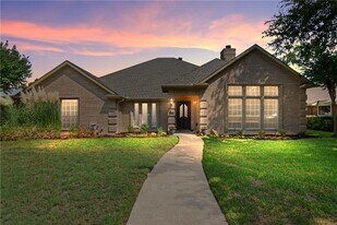 4437 Avonshire Ln in Plano, TX - Building Photo
