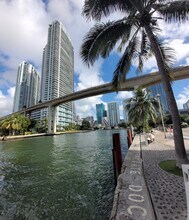 690 SW 1st Ct, Unit 1915 in Miami, FL - Foto de edificio - Building Photo