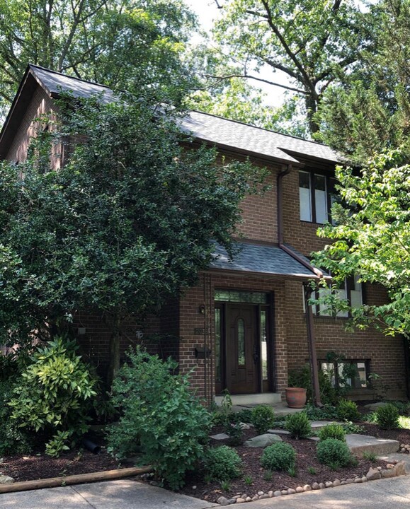 2038 Dundee Rd in Rockville, MD - Building Photo