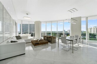 4100 Island Blvd in Aventura, FL - Foto de edificio - Building Photo