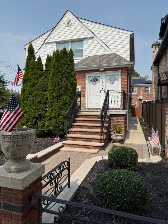 19603 42nd Rd, Unit #2 in Flushing, NY - Foto de edificio