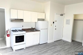 66 W Palisade Ave, Unit 2 in Englewood, NJ - Building Photo - Building Photo