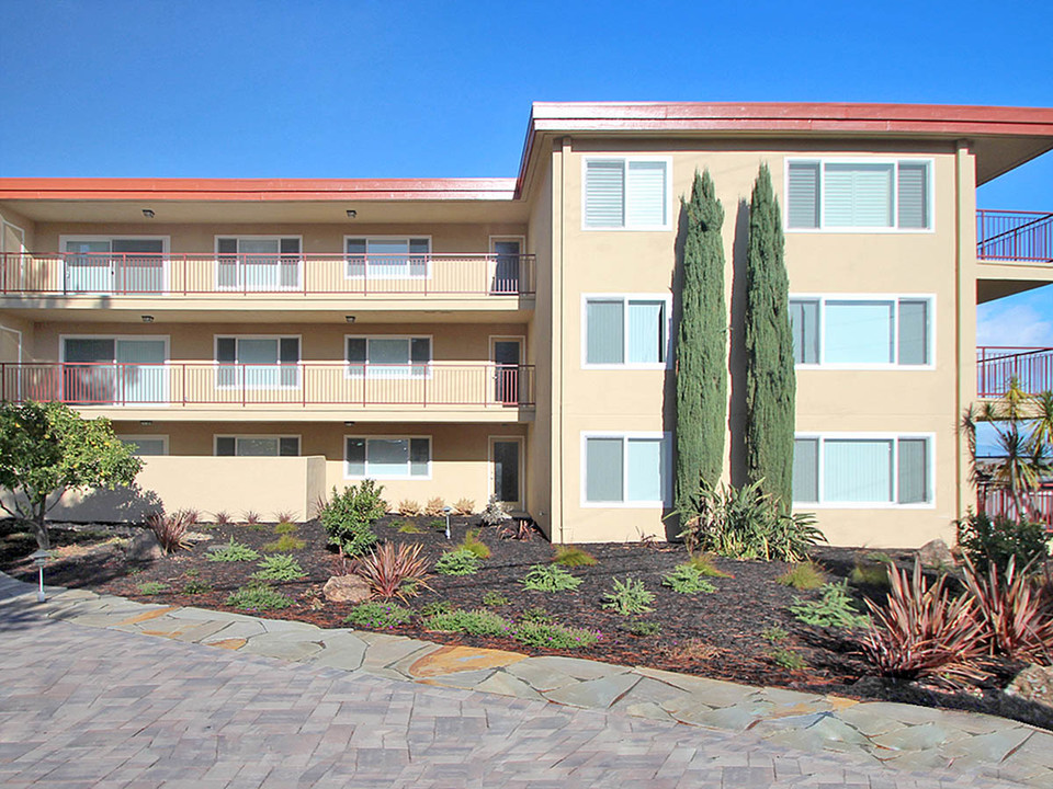 Crystal Lake Apartments in Millbrae, CA - Building Photo