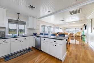 73 Conanicus Ave, Unit 73 Conanicus Ave #2 in Jamestown, RI - Foto de edificio - Building Photo
