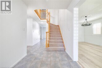 39 Bosworth St in Hamilton, ON - Building Photo - Building Photo
