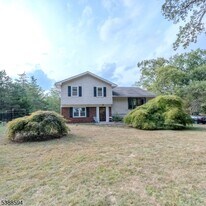 647 Wyckoff Ave in Mahwah, NJ - Building Photo