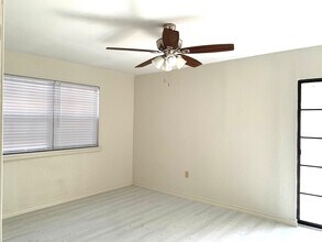 115 S Urbahn Ave in Laredo, TX - Building Photo - Building Photo