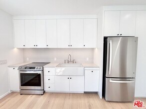 1979 N Kenmore Ave in Los Angeles, CA - Building Photo - Building Photo