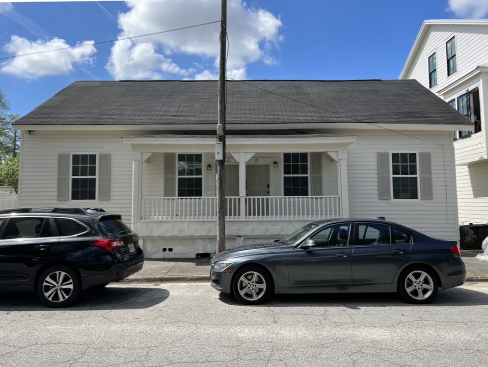 17 W 45th St in Savannah, GA - Building Photo