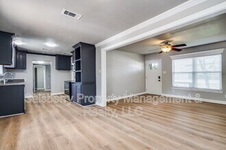 305 S Walnut St in Roanoke, TX - Building Photo - Building Photo