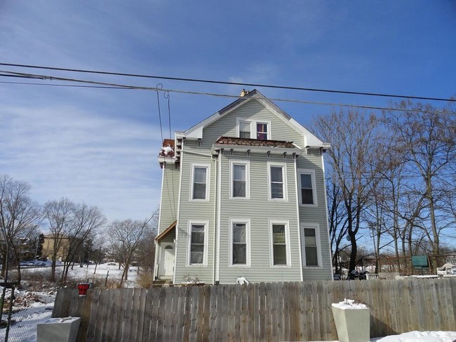 913-915 Hawthorne Ave in Cincinnati, OH - Foto de edificio - Building Photo