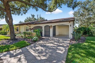 2113 Hailstone Cir, Unit 363 in Sun City Center, FL - Building Photo