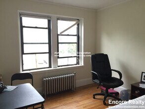 349 Pleasant St, Unit B2-6 in Malden, MA - Foto de edificio - Building Photo