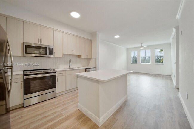10170 SW 7th St, Unit 36-307 in Pembroke Pines, FL - Building Photo - Building Photo