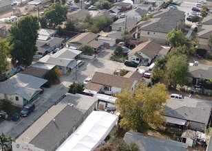 10845 Carmenita Rd in Whittier, CA - Foto de edificio - Building Photo