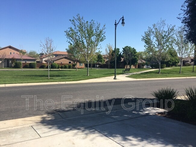 3901 W Jerome Ave in Visalia, CA - Foto de edificio - Building Photo