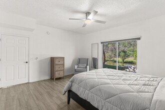 250 Crestwood Cir in Royal Palm Beach, FL - Building Photo - Building Photo