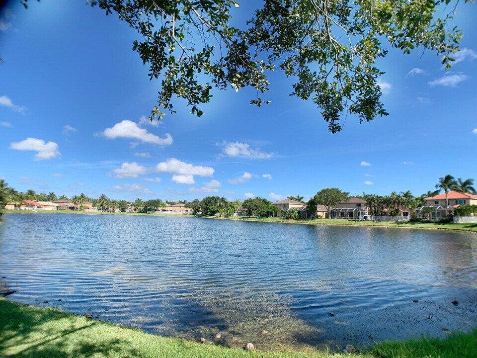 5152 Woodfield Way in Coconut Creek, FL - Building Photo