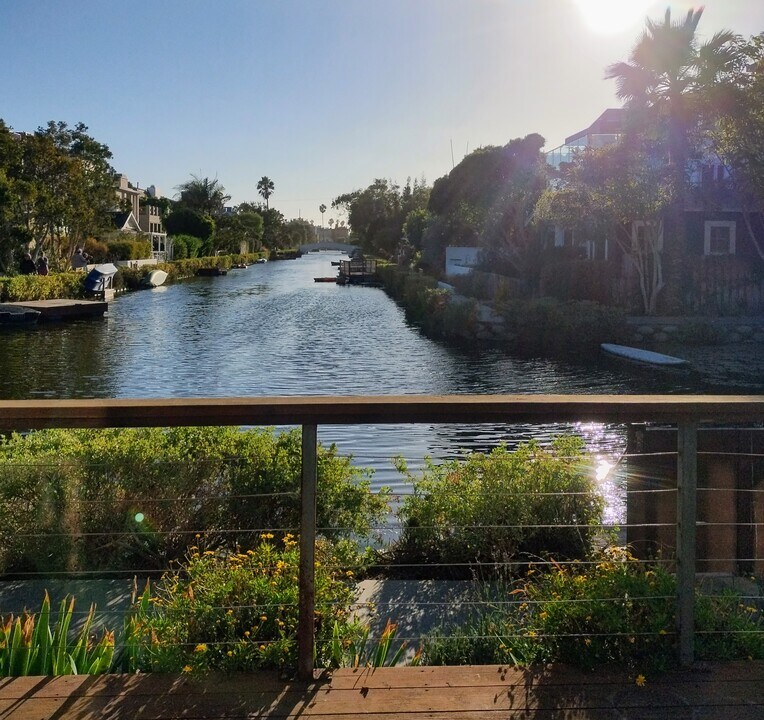 469 Sherman Ave in Los Angeles, CA - Building Photo