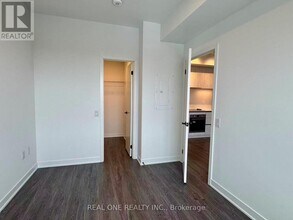 2495 Eglinton Ave W in Mississauga, ON - Building Photo - Building Photo