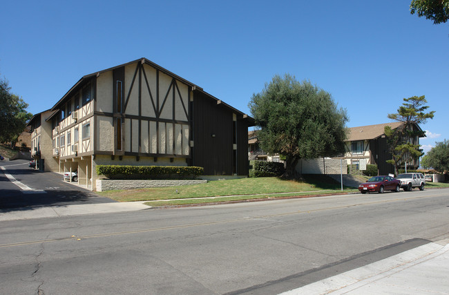 The Oaks Apartments in Thousand Oaks, CA - Foto de edificio - Building Photo