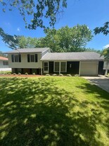 1207 Sandburg Dr in Bloomington, IL - Building Photo