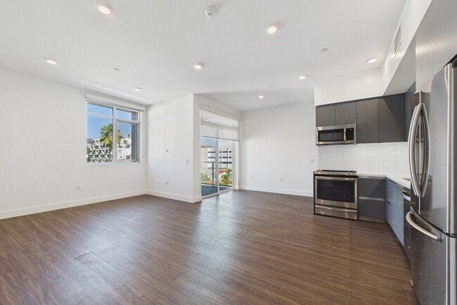 The Sunset Hue in Los Angeles, CA - Foto de edificio - Building Photo