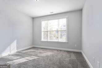 330 La Perla Dr in Sugar Hill, GA - Building Photo - Building Photo